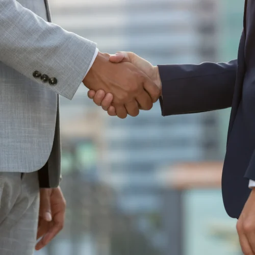 Lead generation for IT companies - decision makers shaking hands